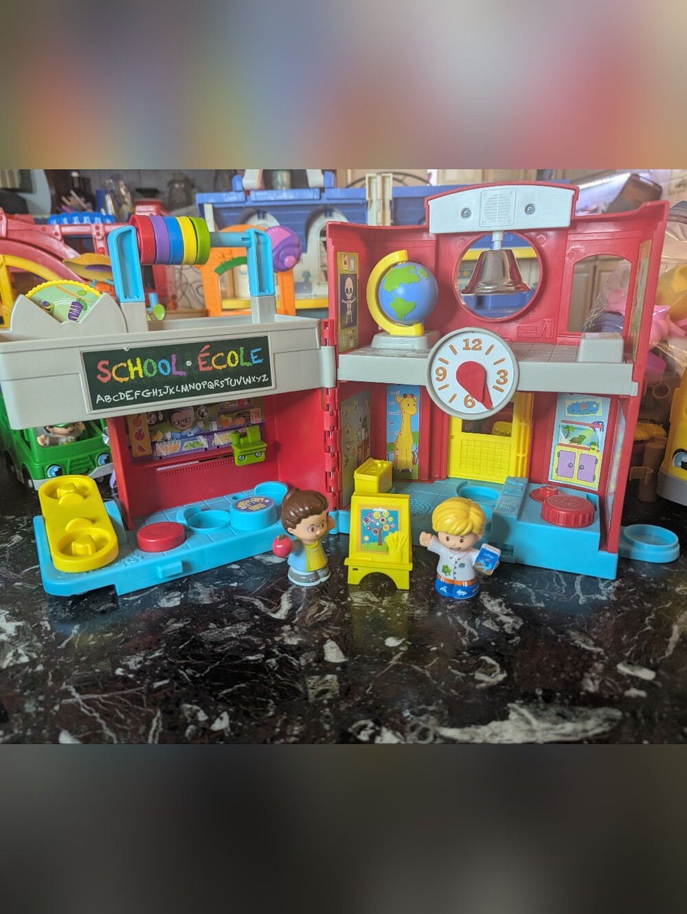 Little People School Playset - Interactive Classroom, Bilingual French English